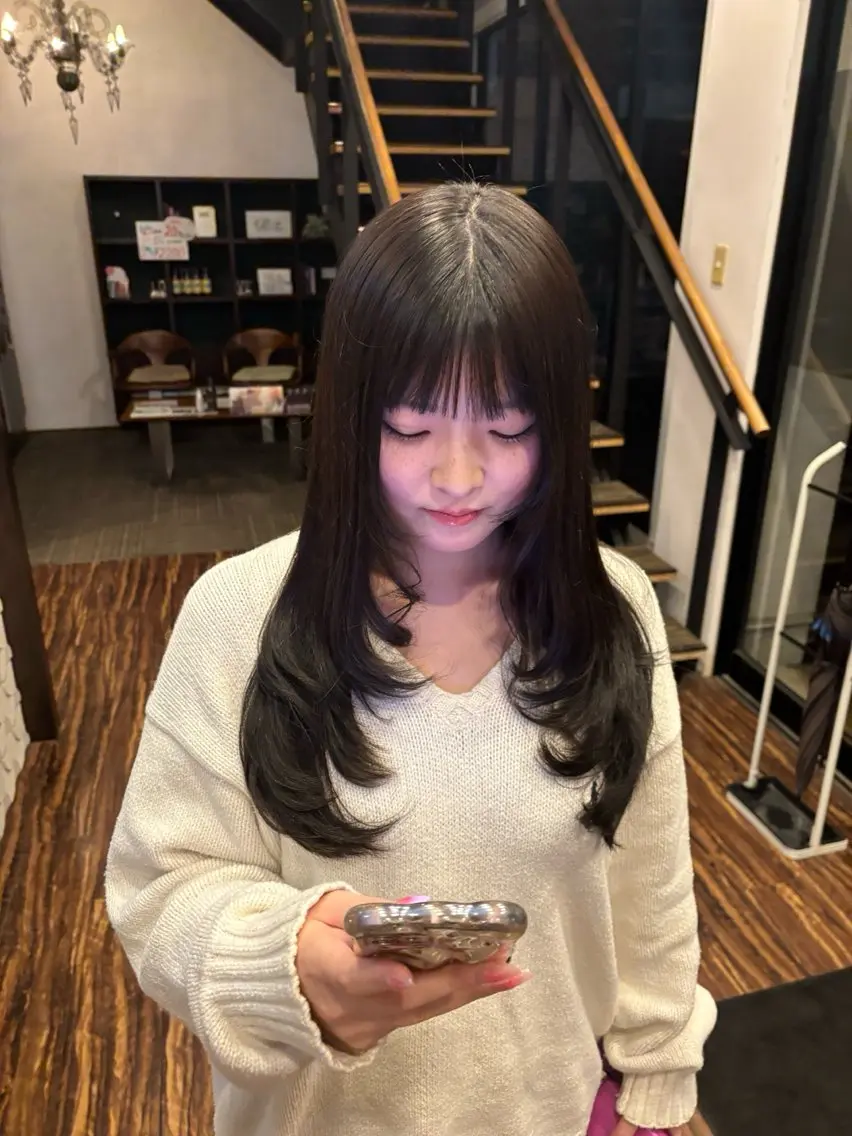 ロング レイヤーカット ヤスダ ホノカのヘアスタイル