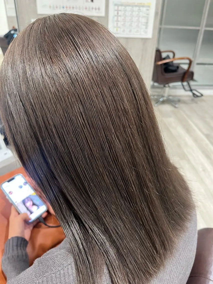 ミディアム カラー グレージュ 宝徳 伶奈のヘアスタイル