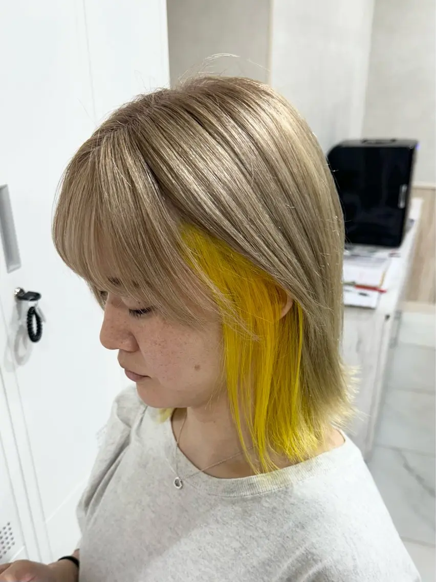 ミディアム カラー ブリーチ ケアブリーチ イヤリングカラー インナーカラー イエローカラー グランデュール焼津 SEIRYU🐉のヘアスタイル