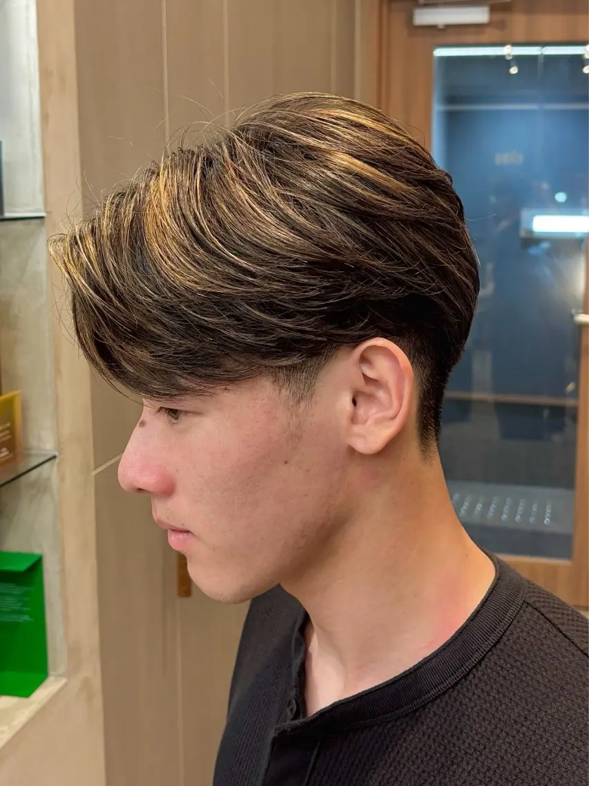 カラー メンズ センターパート メンズハイライト ハイライトカラー ヘアカラー 高橋一平 elima byのヘアスタイル