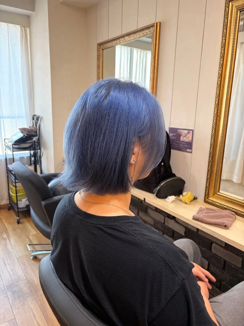 ミディアム カラー アッシュ ブルーカラー ブルーアッシュ シルバー ヘアカラー koki ハイトーンカラーのヘアスタイル