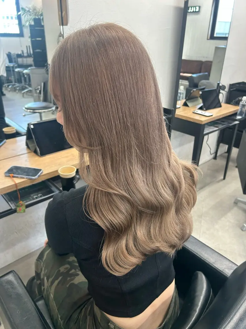 セミロング カラー ベージュカラー ブリーチ ケアブリーチ グレージュ トリートメント カット ヘアカラー トリートメント ヘアセット RYOSUKE ハイトーンのヘアスタイル