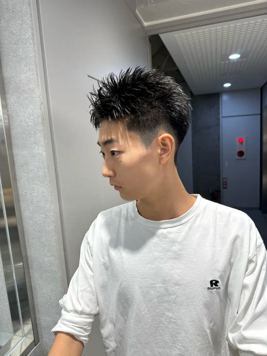 ショート パーマ ヘアアレンジ メンズ メンズブリーチ センターパート フェザーパーマ メンズハイライト メンズハイトーン カット トリートメント ヘッドスパ ヘアセット スパイキー/フェザー /波巻き/かいとのヘアスタイル