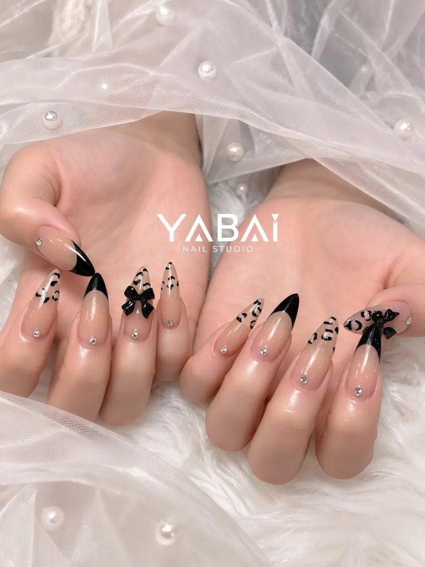 ネイル アニマル柄 フレンチネイル ロングネイル リボン ストーンネイル YABAI NailStudioのネイルデザイン