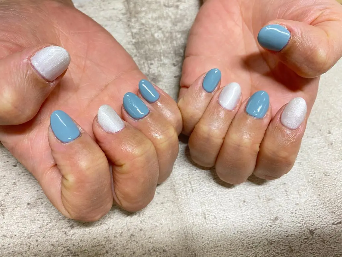ネイル ブルー ラメ(グリッター) ワンカラーネイル ホワイト ハンドネイル mogunail &blowのネイルデザイン