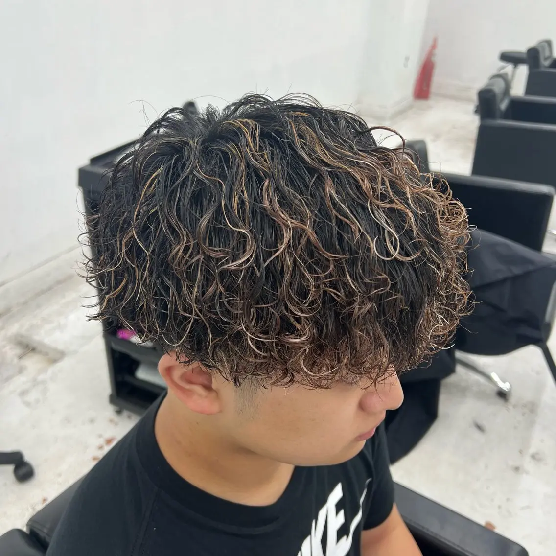 カラー パーマ メンズ メンズハイライト メンズメッシュ 波巻きパーマ ハイライトカラー メッシュ カット ヘアカラー パーマ 柏メンズカットパーマ NO.1タイチのヘアスタイル