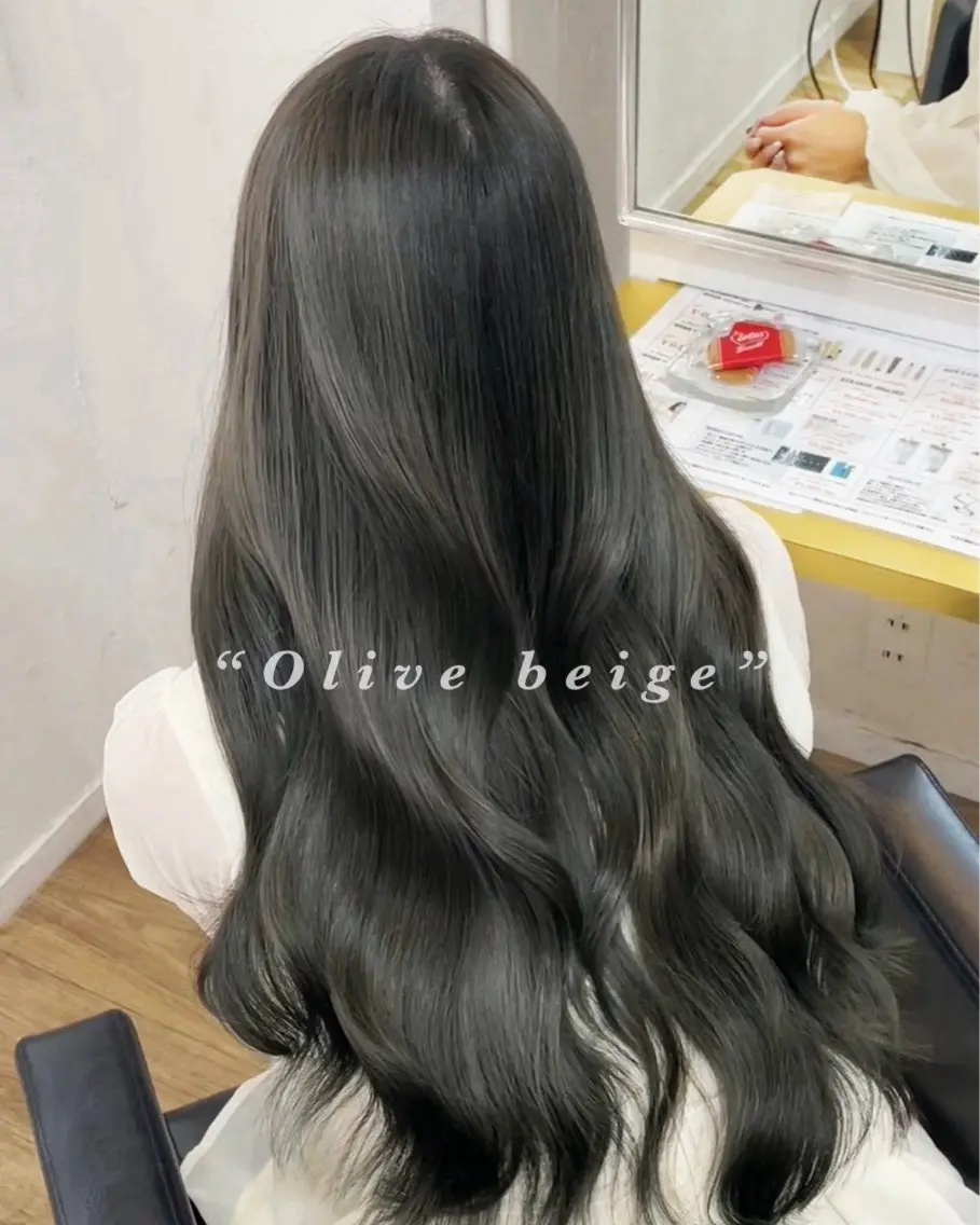 ロング カット ヘアカラー オリーブベージュ/ 上田優希　/透明感カのヘアスタイル
