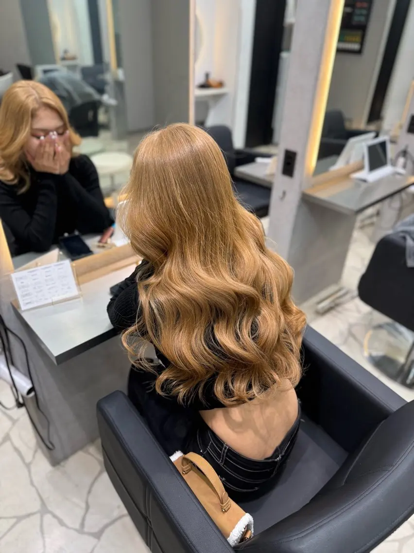 ロング カラー シールエクステ ブリーチ ダブルカラー ハイトーンカラー ブリーチなしカラー ヘアカラー ミルクティーベージュ MAIのヘアスタイル