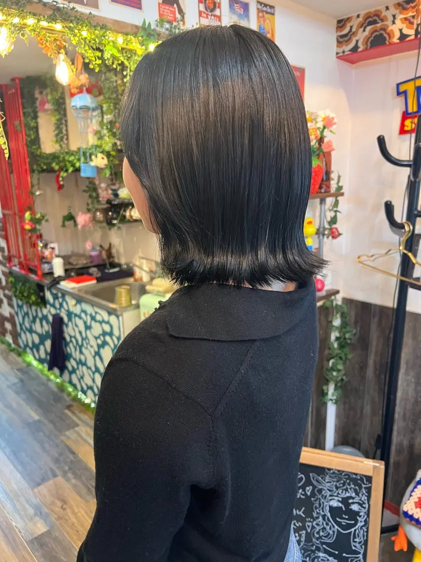 ミディアム カラー 黒髪 ブリーチ ブルーカラー ブルーブラック ブリーチなしカラー カット ヘアカラー カラーパティシエ facce🌼ikoのヘアスタイル