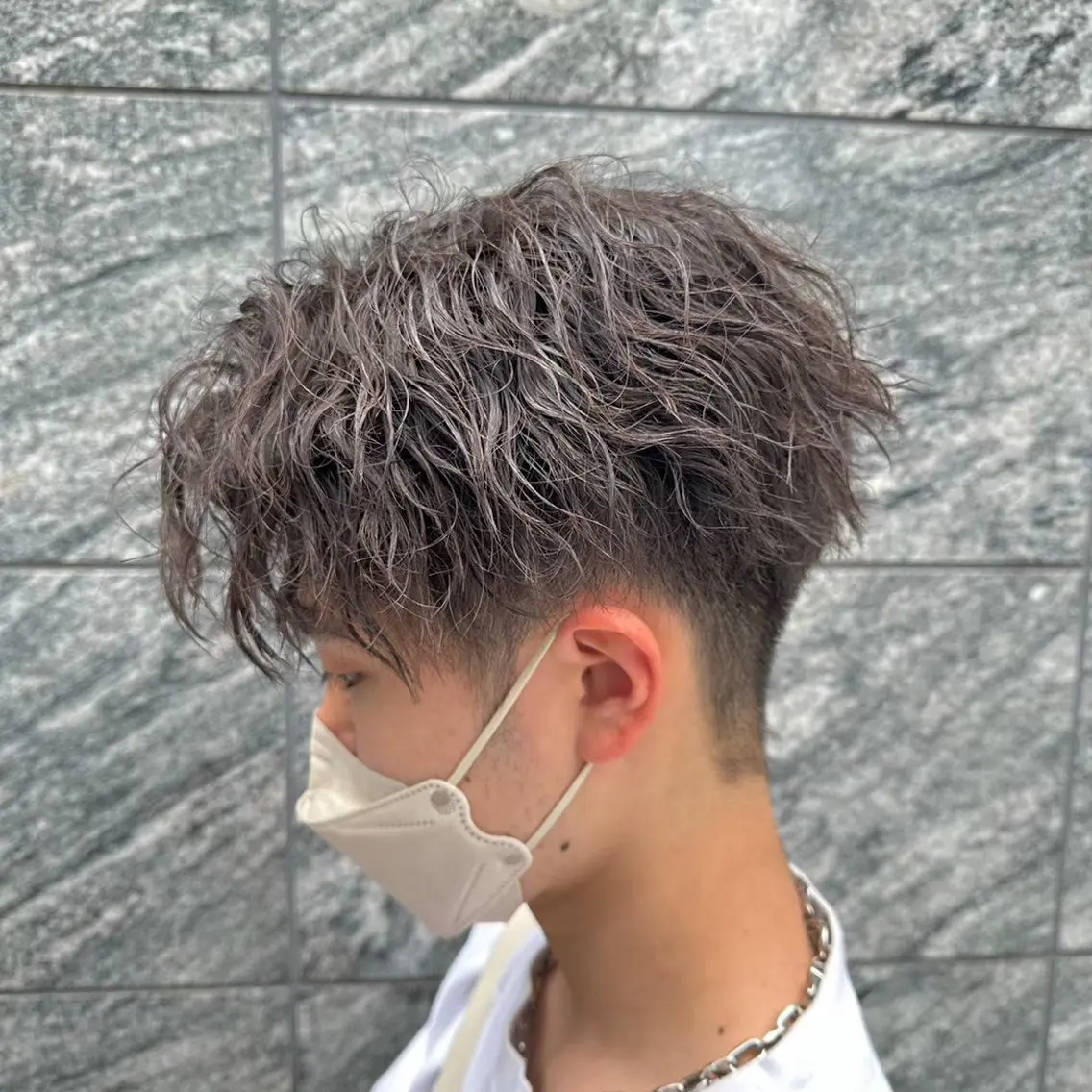 ショート カラー パーマ ヘアアレンジ メンズ センターパート メンズハイライト メンズメッシュ マッシュ メンズパーマ 仕上がり満足度No. 1🔥BLUCK🔥のヘアスタイル