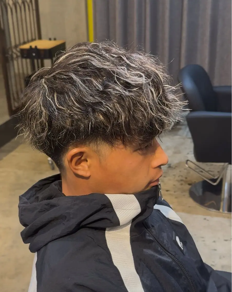 ショート カラー パーマ メンズ メンズハイライト メンズメッシュ ハイライトカラー メッシュ ハイライト カット ヘアカラー パーマ 🔥メンズ圧倒的人気 ROOOMEN松田隆のヘアスタイル