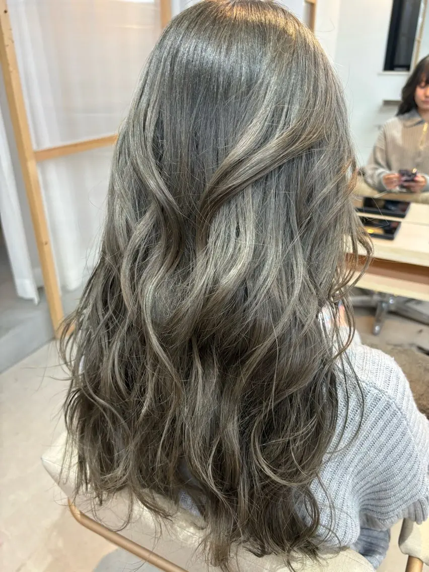カラー ブリーチ グレージュ オリーブグレージュ オリーブグレー 暖色/透明感カラー かずきのヘアスタイル