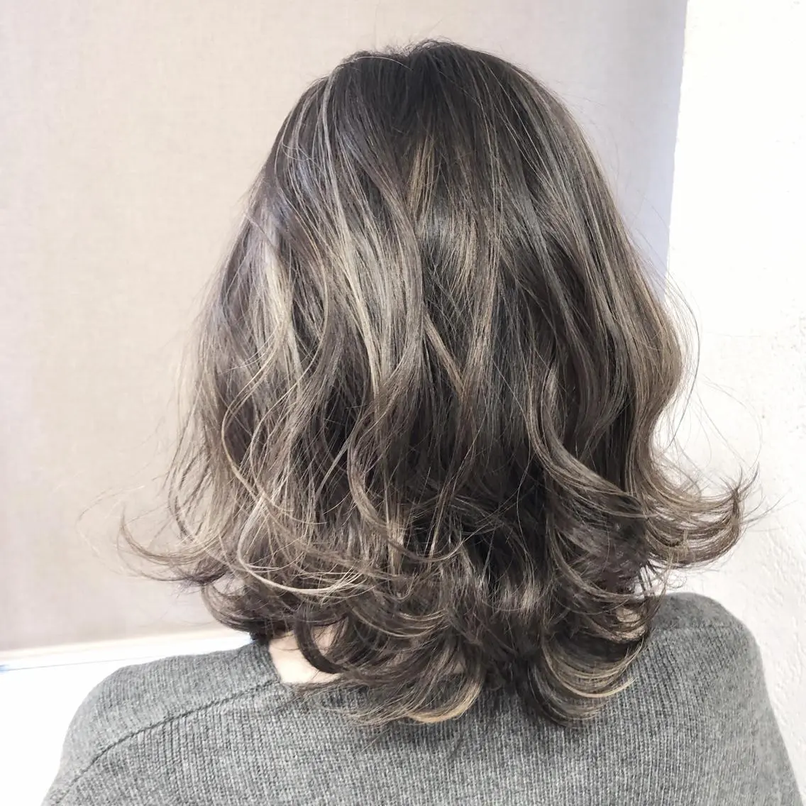 ショート カラー グレージュ ハイライトカラー 3Dハイライト ハイライト biscohair 髪にドラマを。のヘアスタイル