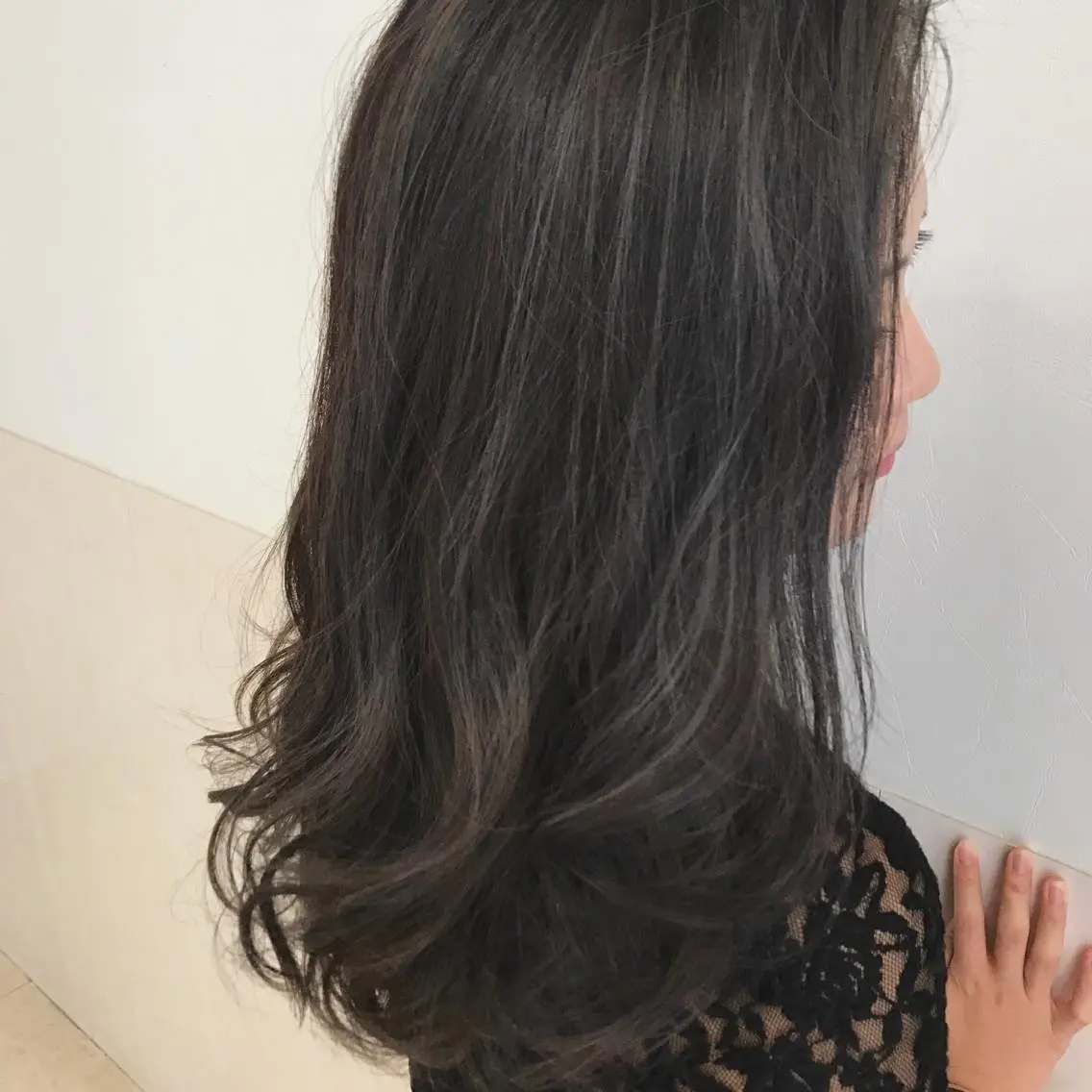 セミロング カラー 透明感カラー ダークグレー Oopsレイヤー 加藤澄都のヘアスタイル