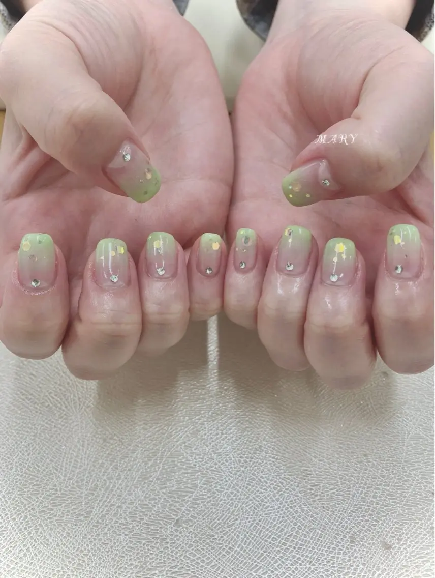 ネイル グラデーション グリーン ラメ(グリッター) ラメグラデーション ニュアンスネイル ハンドネイル Mary nail .narumiのネイルデザイン