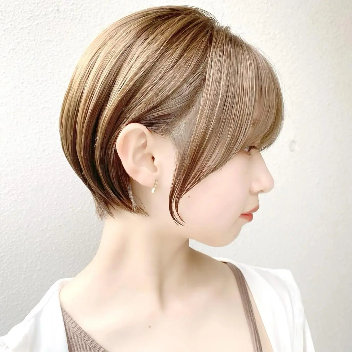 ショート カラー ブリーチ ケアブリーチ ダブルカラー ハイライトカラー イルミナカラー 中北篤志 ショートボブのヘアスタイル