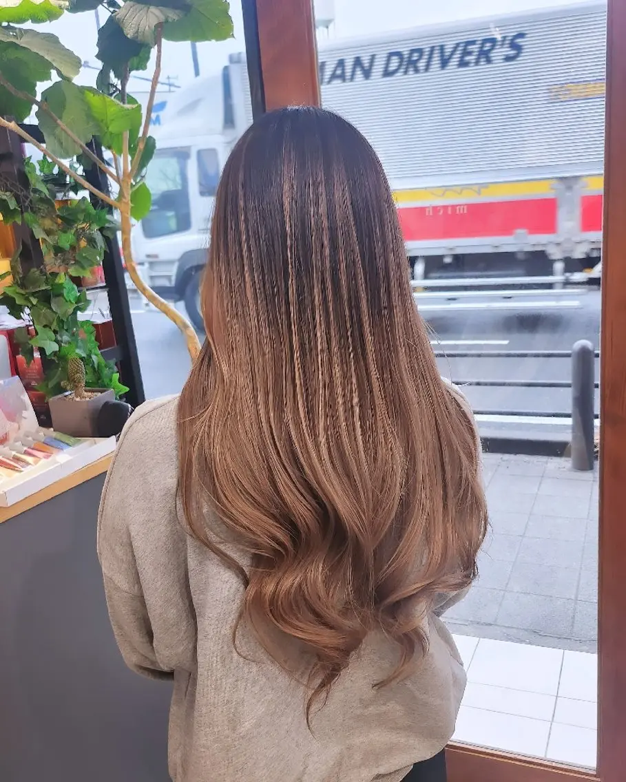 ロング カラー バレイヤージュ レイヤーカット 金田 拓也のヘアスタイル