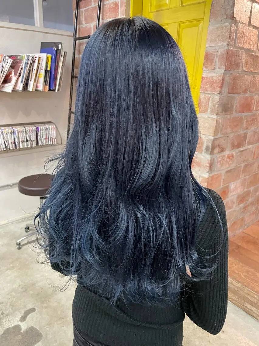カラー 黒髪 ブリーチ ブルーカラー ブルーブラック ダブルカラー 岩佐 怜のヘアスタイル
