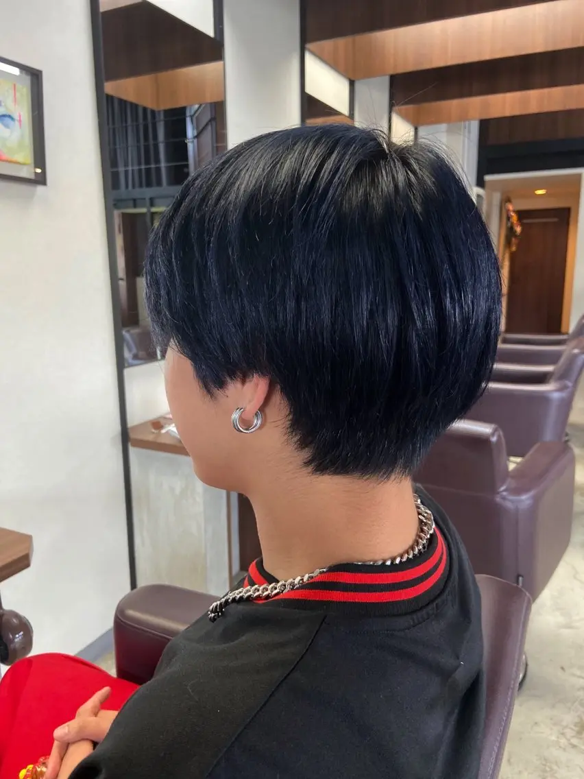 ショート カラー 黒髪 ブルーカラー ブルーブラック ヘアカラー 千上 結希奈のヘアスタイル