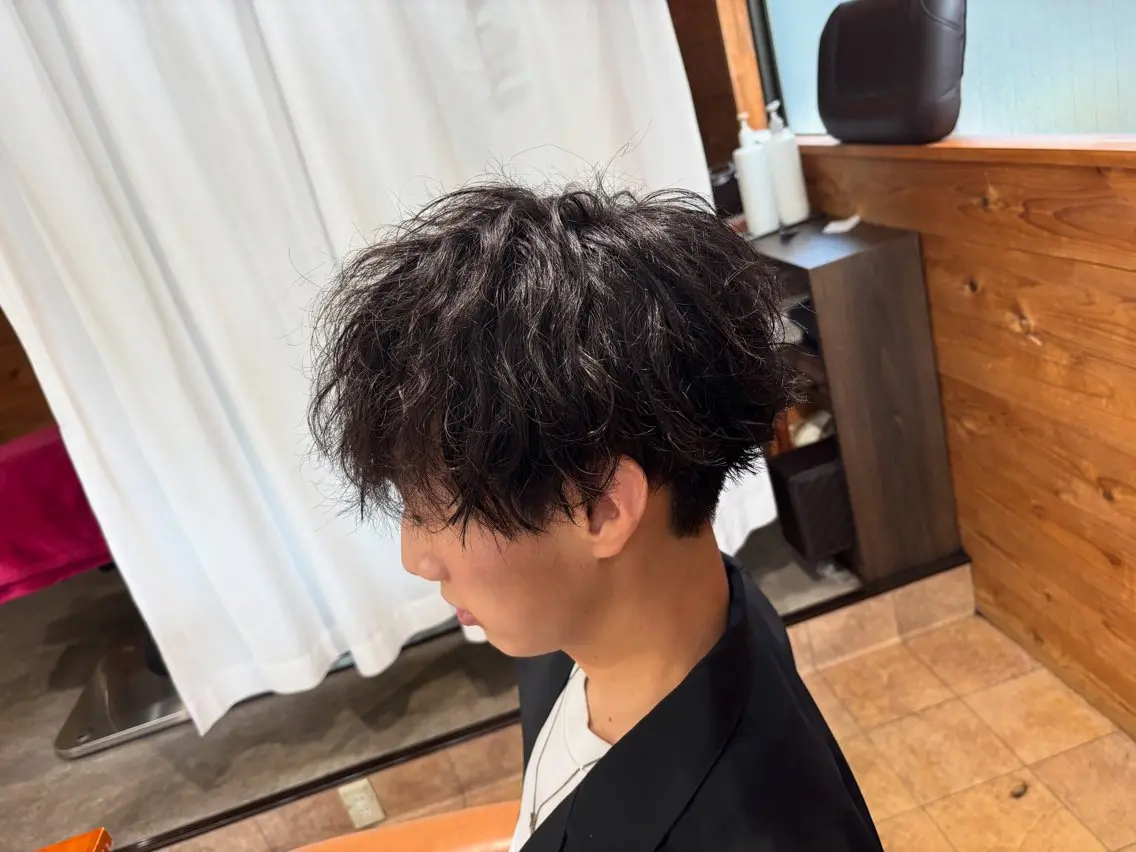 ショート パーマ メンズ メンズパーマ ツイストスパイラルパーマ スパイラルパーマ KOUKI メンズカットのヘアスタイル