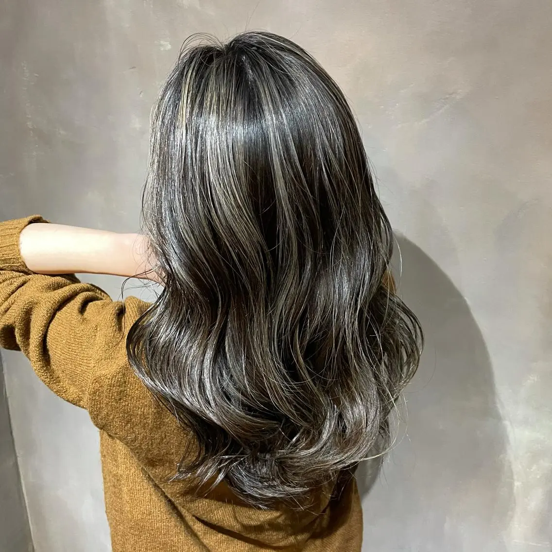 ロング カラー グレージュ ハイライトカラー ハイライト La vielle 西峠のヘアスタイル