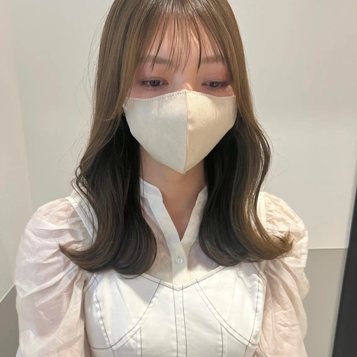 ミディアム カラー ヘアアレンジ ベージュカラー ブリーチ 透明感カラー ダブルカラー ミルクティーベージュ カット ヘアカラー トリートメント 韓国モテhair🍑 momoのヘアスタイル