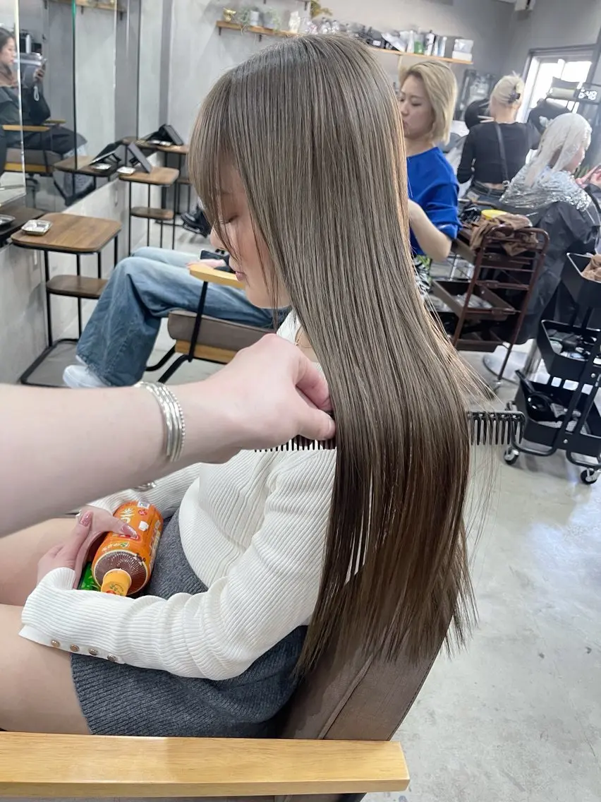 セミロング カラー ベージュカラー グレージュ ミルクティーベージュ ミルクティーグレージュ AiM 大名　似合わせカットのヘアスタイル