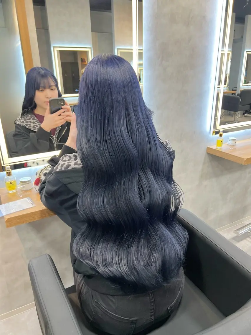 セミロング カラー ブリーチ ブルーカラー ハイトーンカラー ネイビーカラー カラー指名NO.1 🌈Neneのヘアスタイル