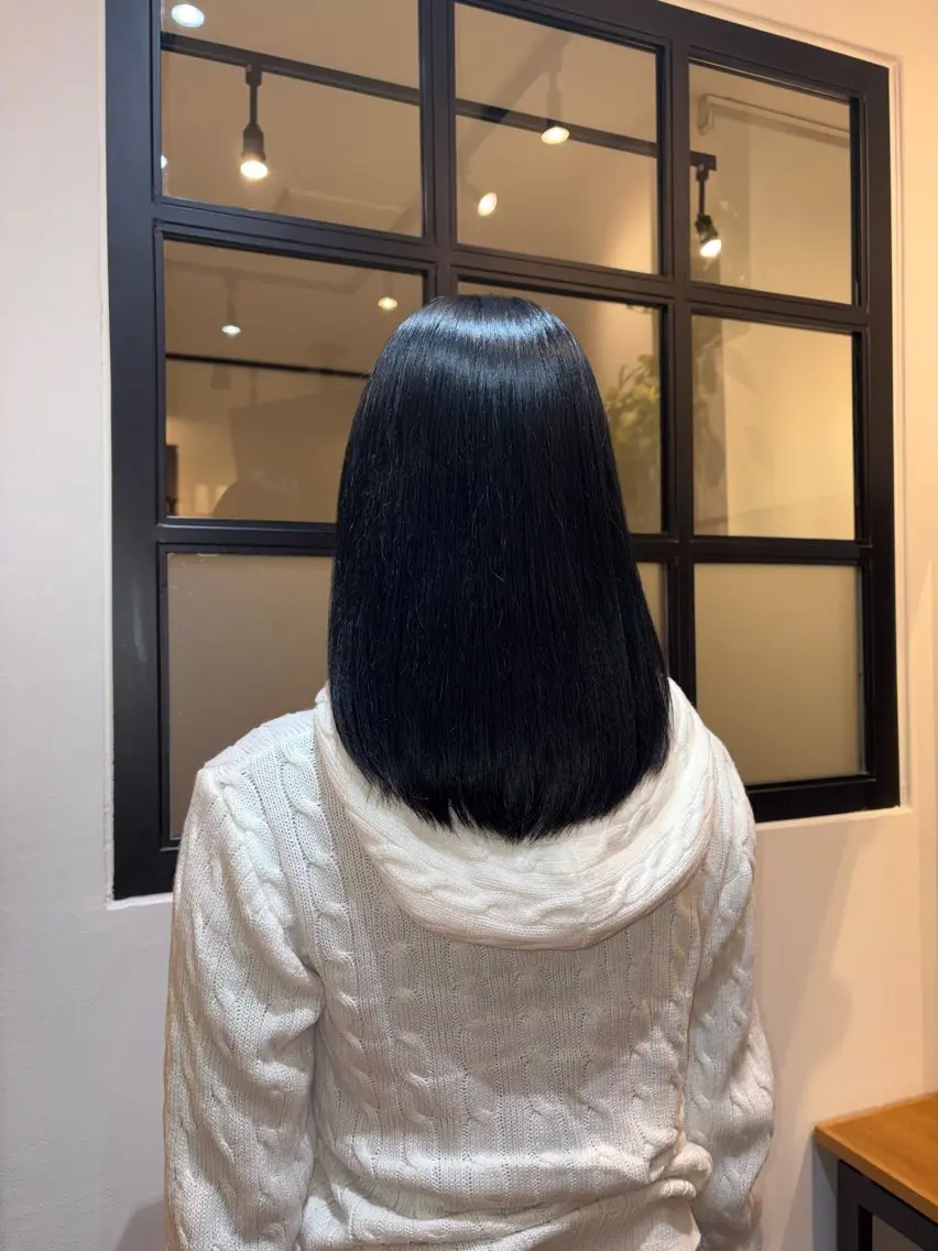 ミディアム カラー 黒髪 ブリーチ ブルーカラー ブルーブラック 透明感カラー ヘアカラー トリートメント 🪽MiYU🪽 艶カラー⁎⁺˳✧のヘアスタイル