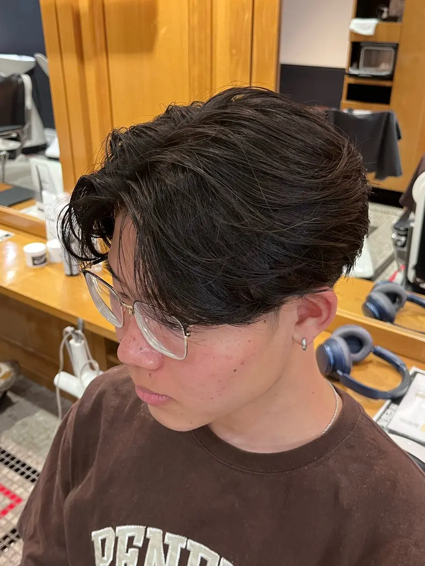 ミディアム メンズ ミディアムパーマ センターパート メンズパーマ 濵田 蘭のヘアスタイル