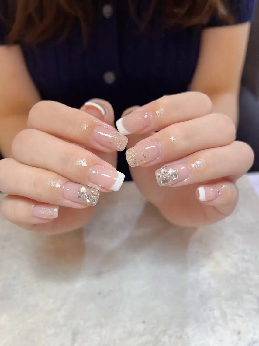 ネイル フレンチネイル ラメ(グリッター) ハンドネイル r.nailBY α 大阪福島区/岸本🧸のネイルデザイン