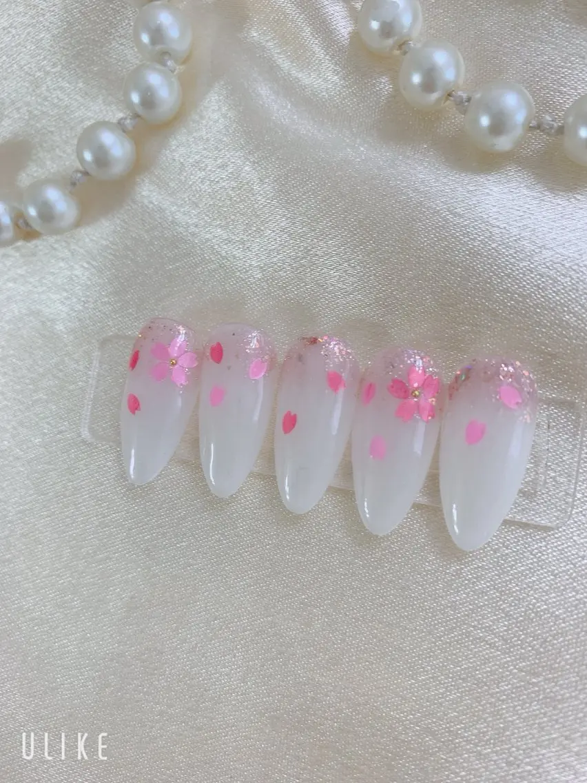 ネイル 桜ネイル フットネイル ジェルネイル ラメ(グリッター) ラメグラデーション ハンドネイル ネイルサロンAiri 長さ出し·シンプルのネイルデザイン