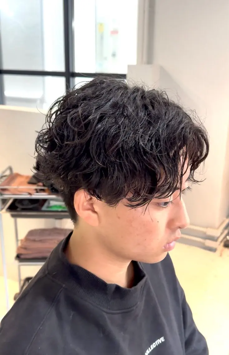 ショート パーマ メンズ メンズパーマ 波巻きパーマ 曲がる縮毛矯正特化/ 川岸のヘアスタイル