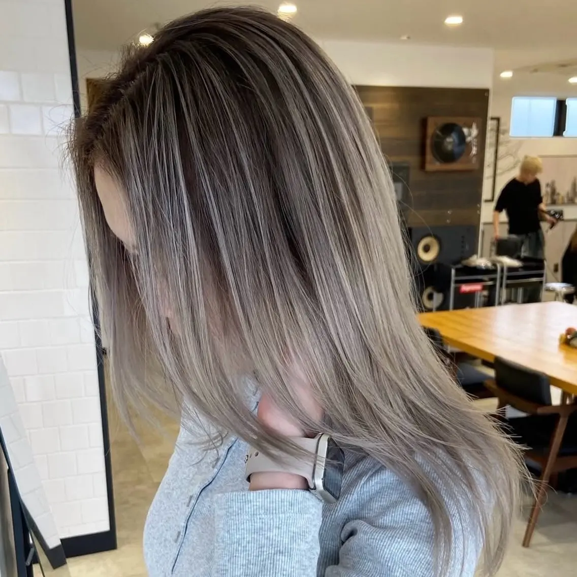 セミロング カラー バレイヤージュ グレージュ シルバー シルバーグレージュ レイヤーカット カット ヘアカラー トリートメント 🩷人気No.1🩷 c i a t eのヘアスタイル