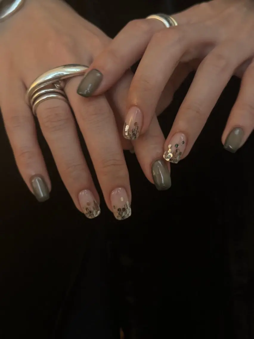 ネイル ホログラムネイル ニュアンスネイル シルバー バレンタイン lacier nailのネイルデザイン