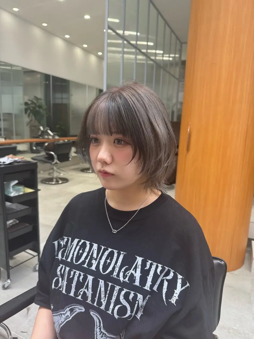 ショート ウルフカット ブリーチなし 寒色カラーのヘアスタイル