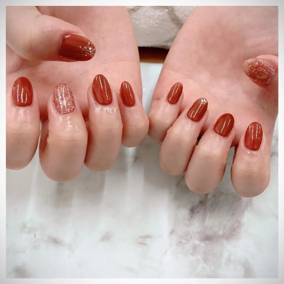 ネイル ブラウン ニュアンスネイル ワンカラーネイル 赤色 ツイードネイル ハンドネイル Mary nail .narumiのネイルデザイン