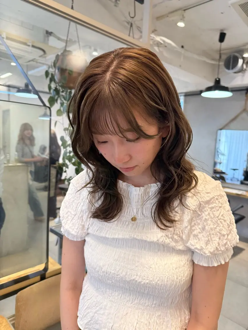 セミロング カラー ミルクティー× グレージュMOMOのヘアスタイル