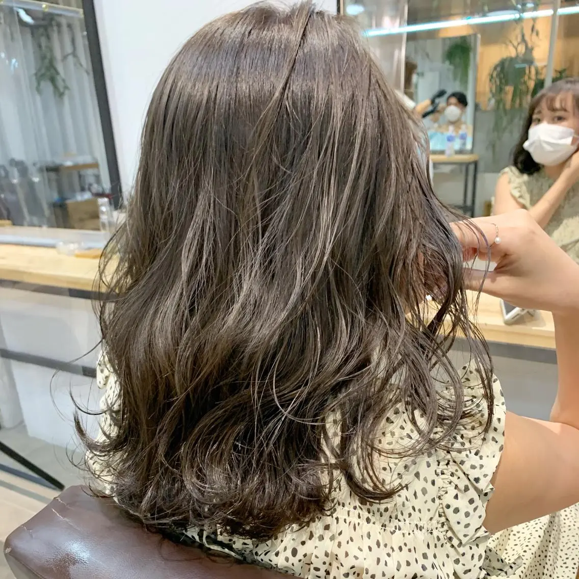 ミディアム カラー ネイル ハイトーンボブ 前田 表参道　グレージュのヘアスタイル