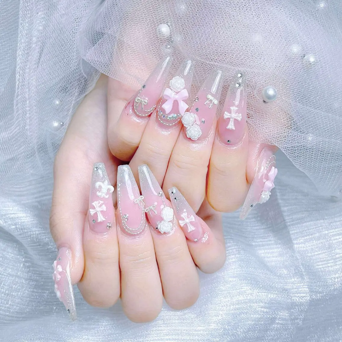 ネイル オーロラネイル フレンチネイル ガラスフレンチ グラデーション キラキラネイル ハンドネイル ハンドケア Nova Nail Nambaのネイルデザイン