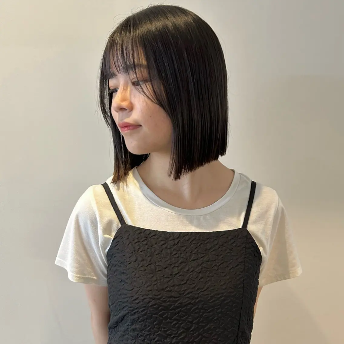 ミディアム カラー ブリーチ ケアブリーチ 透明感カラー ハイトーンカラー 顔まわりレイヤー nonoka オリーブ/レイヤーのヘアスタイル