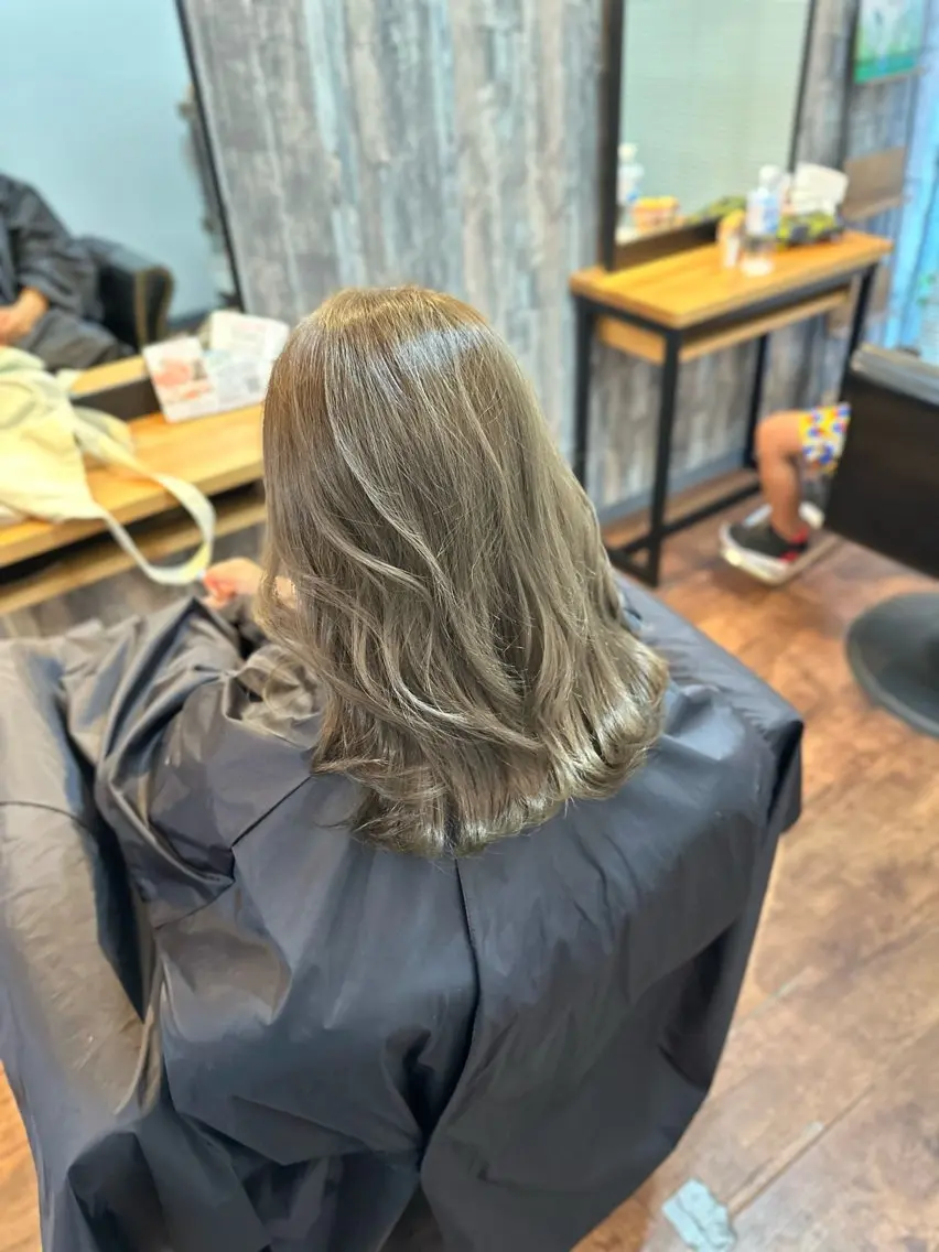 ミディアム カラー ベージュカラー ブリーチ カット ヘアカラー Luzir⭐︎ GEN⭐︎のヘアスタイル