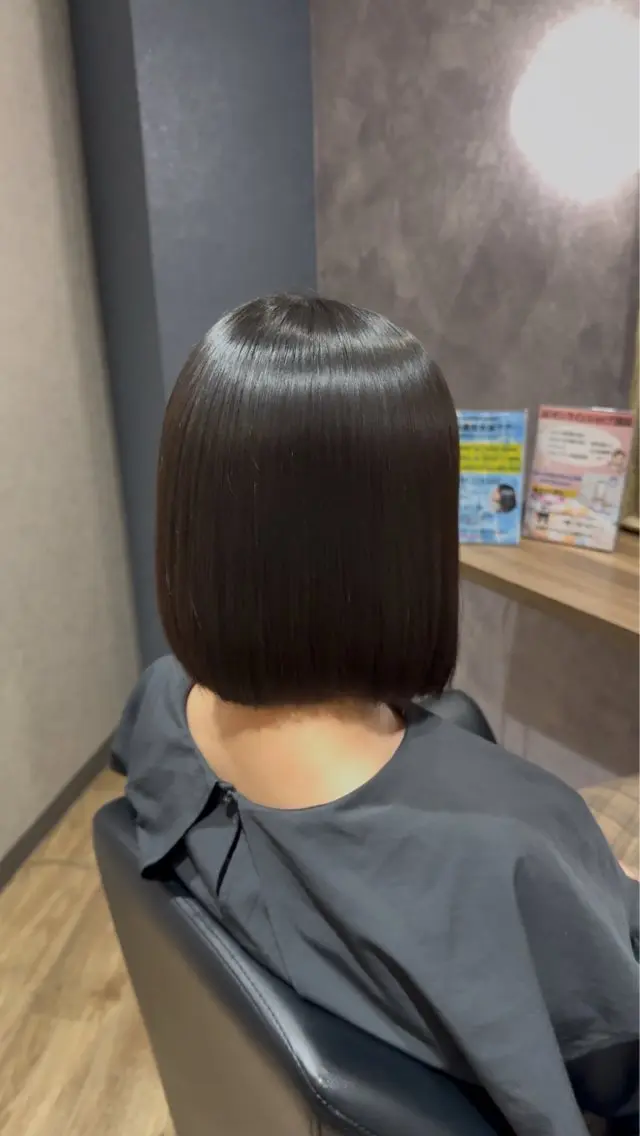 ミディアム ボブ 阪急箕面駅 艶カラー/縮毛矯正のヘアスタイル
