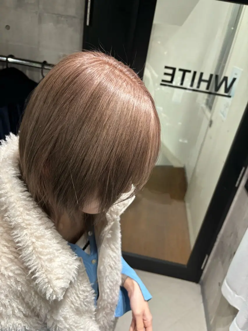 ショート カラー グレージュ ミルクティーグレージュ ヘアカラー _WHITE / KENTOのヘアスタイル