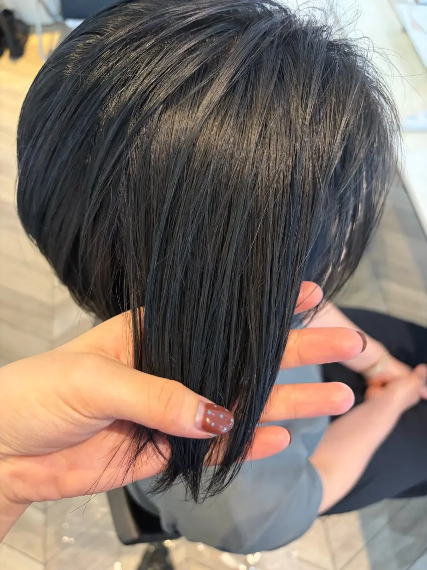 ショート カラー 黒髪 ブルーカラー ブルーブラック ひがし うたのヘアスタイル