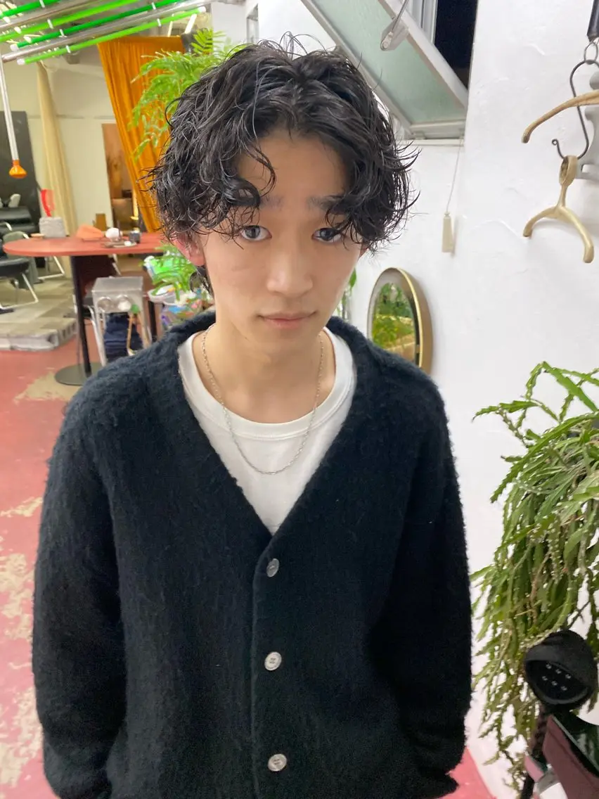 ミディアム パーマ メンズ ミディアムパーマ センターパート メンズパーマ qiie/ワンカラー インナーカラーのヘアスタイル
