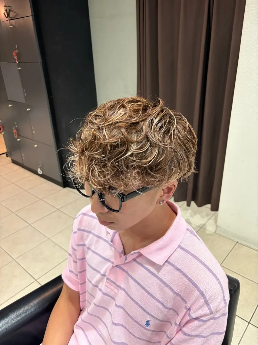 ショート カラー パーマ メンズ メンズハイライト メンズメッシュ メンズパーマ ハイライトカラー メッシュ 塩田 稜真のヘアスタイル