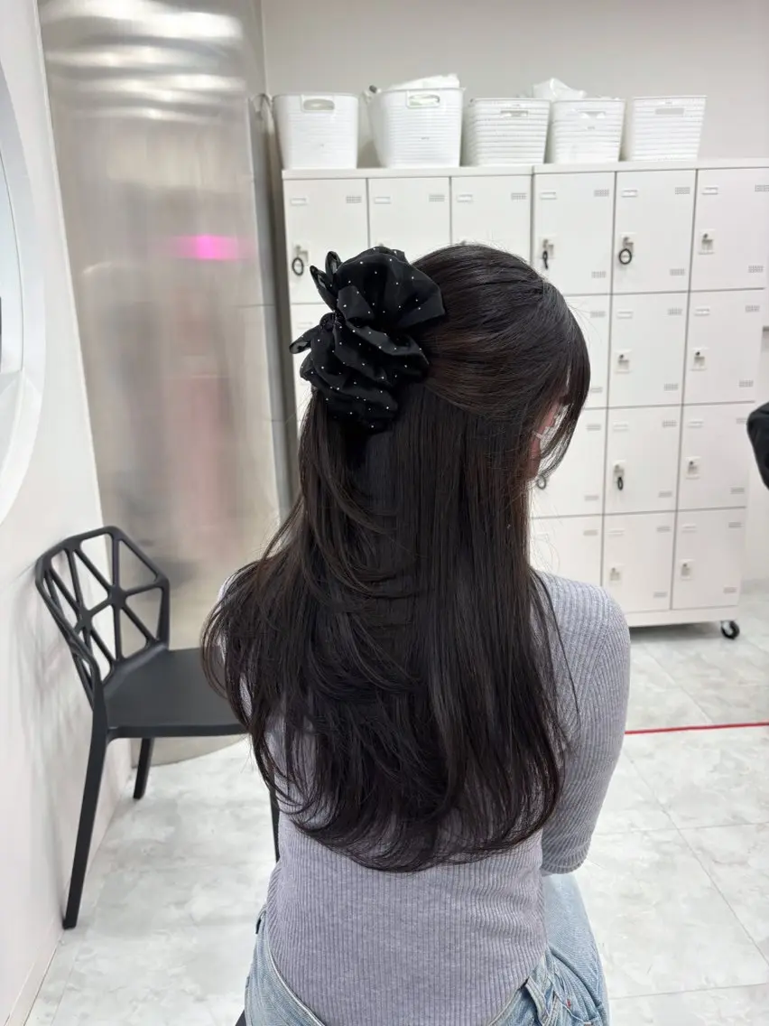 セミロング カラー 抜け感レイヤー︴ ニュアンスカラーのヘアスタイル
