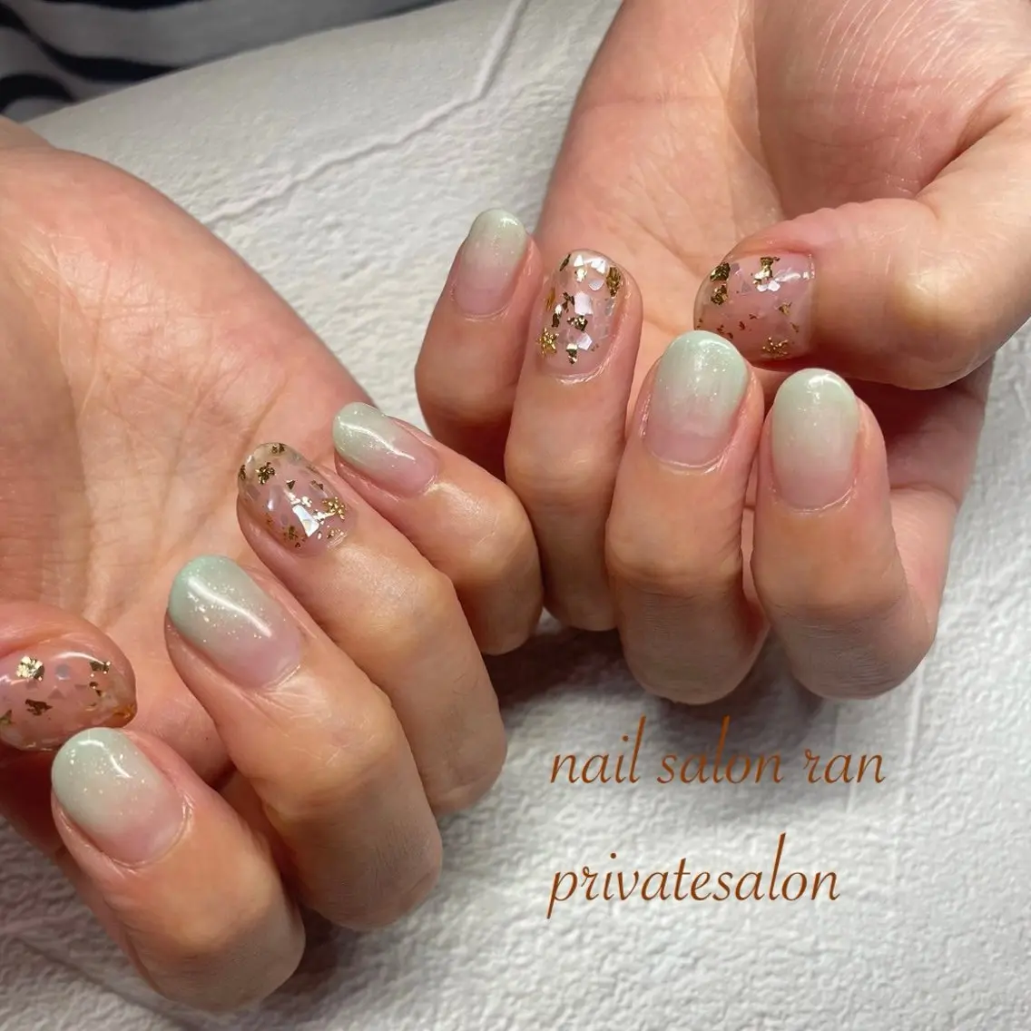 ネイル グラデーション キラキラネイル 水色 nailsalon ranのネイルデザイン