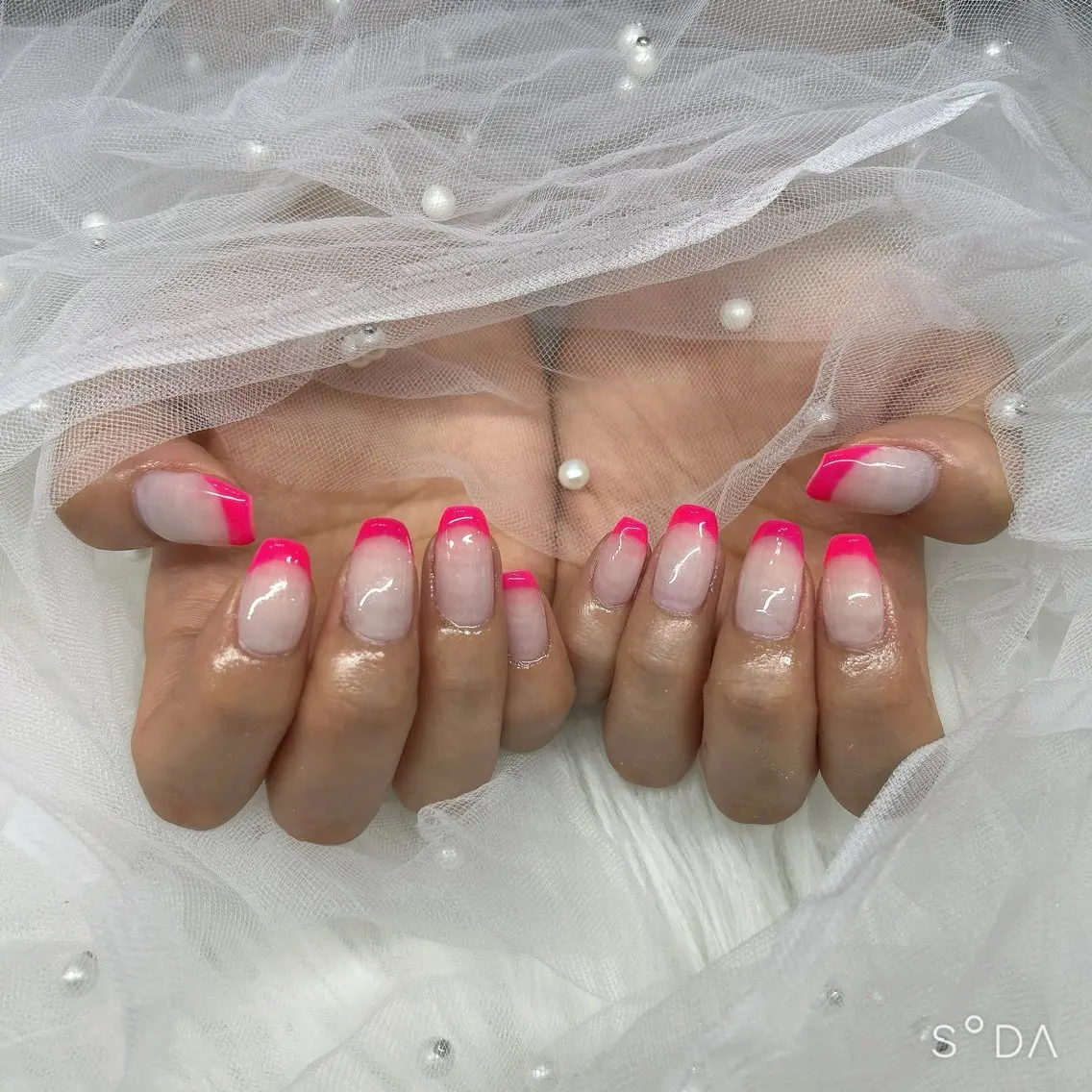 練習モデル フレンチネイルの写真